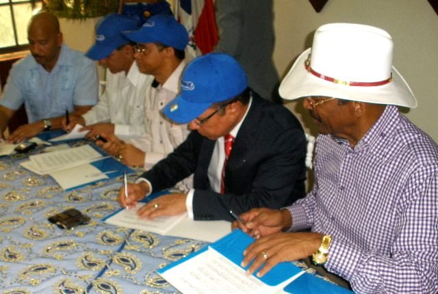 Espaillat y Condado del Bronx firman Acuerdo de Hermandad